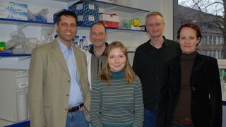 Über die Förderung freuen sich (v.l.): Prof. Dr. Hartmut Schmidt und Dr. Jörg Haberland vom Universitätsklinikum Münster, Tina Schlicksbier, Max Koltzscher (beide Carpegen) und Carpegen-Geschäftsführerin Dr. Antje Rötger.  (Bild: ukm)