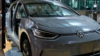 Zwar ist der Lack grau, doch dieser ID.3 von Volkswagen, der in Zwickau gebaut wurde, lässt die Stimmung bei VW himmelblau werden. Es handelt sich nämlich um das VW-E-Auto, dass die 2-Millionen-Stück-Marke symbolisiert. (Bild: Volkswagen)