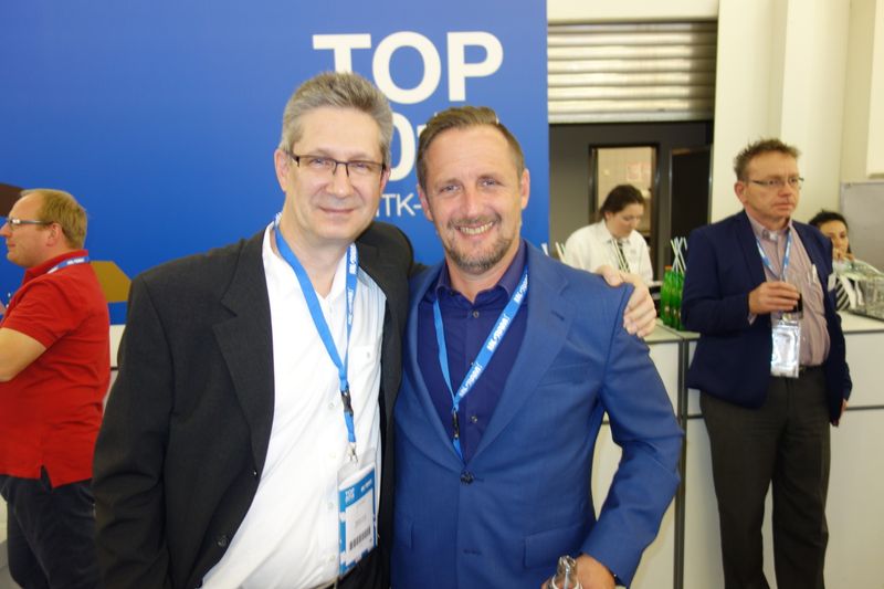 Bei (l.) Michael Prall, Ingram Micro, und Stefan Rathofer-Kilic, Kyocera Mita, scheint die Fotografin etwas aufgeregt gewesen zu sein?! (Bild: IT-BUSINESS)