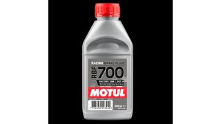 Von der für den Rennsport entwickelten „Motul RBF 700“ können auch Straßenverfahrzeuge profitieren.  (Motul)