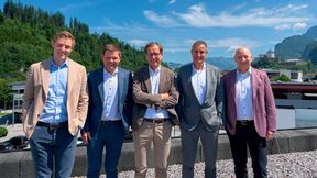 50 Jahre erfolgreich in der Automobilbranche: Die geschäftsführenden Gesellschafter (v.l.) Florian, Fritz jun., Dieter und Gerald Unterberger mit Geschäftsführer Josef Gruber. (Bild: schlossmarketing)