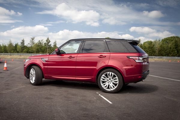Ein Range Rover vollzieht ein automatisiertes Wendemanöver.  (Jaguar Land Rover)