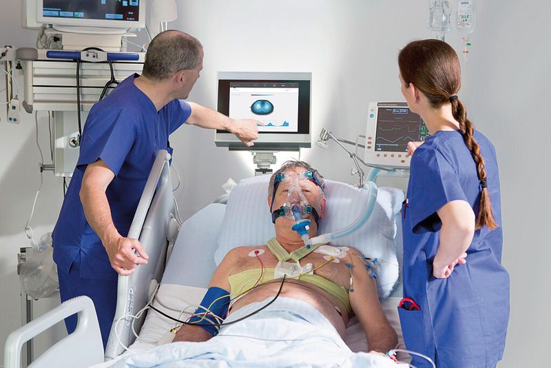 Ankopplung der Elektronik: Um auch unter schwierigen intensivmedizinischen Bedingungen jederzeit Sicherheit zu gewährleisten, muss der Elektrodengürtel wie eine zweite Haut anliegen. Dafür sorgen flexible Leiterplatten. (Bild: Enmech)