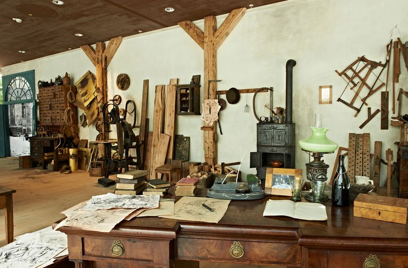 In der neuen Zentrale in München hat Siemens die historische Werkstatt des Firmengründers aus dem Jahr 1847 nachbauen lassen. Die erste Produktionsstätte befand sich in Berlin, im Hinterhaus der Schöneberger Straße 19 im heutigen Bezirk Friedrichshain. Es handelte sich um eine 150 Quadratmeter große Werkstatt, in der zehn Handwerker die ersten Zeigertelegrafen fertigten. Die Geräte wurden an drei Werkbänken aus Weißblech, Kupferdraht, Holzkisten und anderen Materialien hergestellt. Die Werner von Siemens-Werkstatt ist wie ein Schaufenster aufgebaut und öffentlich einsehbar. (Bild: Siemens)