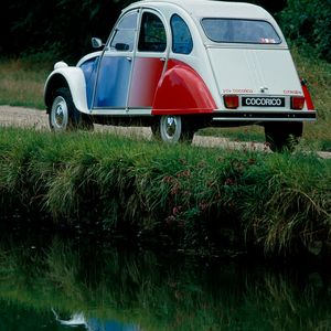 Abgesehen von der äußerlichen und innerlichen Farbgebung unterschied sich die Austattung fast nicht von einem Serien-2CV – von den Edelstahlradkappen der Dyane 6 abgesehen.(Bild:  Citroën)