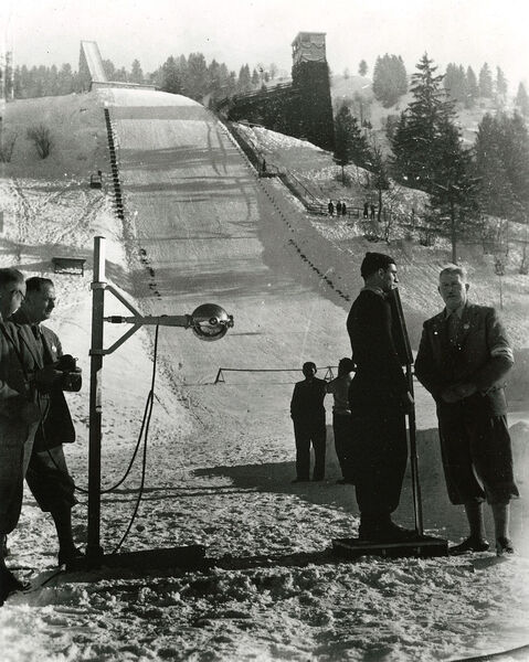 In der Ausstellung wird auch die Röntgenkugel gezeigt, eines der ersten mobilen Aufnahmegeräte aus dem Jahr 1934. Sie wird 1936 bei den Olympischen Winterspielen in Garmisch-Partenkirchen eingesetzt. (Siemens)