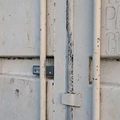 Mit digitalen Datenloggern wie dem Aspion L-Track am Container lassen sich hochwertige Investitionsgüter in der Energie- und Anlagentechnik sicher transportieren. (Bild: Aspion)