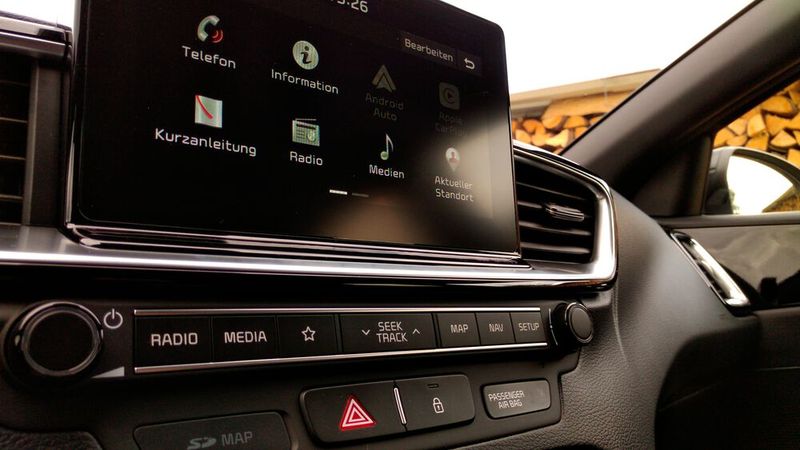 Für die Bedienung des Infotainments behält Kia die Mischung aus Touchdisplay und „echten“ Tastern bei, der Bedienbarkeit ist das zuträglich. Sehr gut: Es gibt einen Taster zum Abschalten des Displays. (Bild: Thomas Günnel/Automobil Industrie)