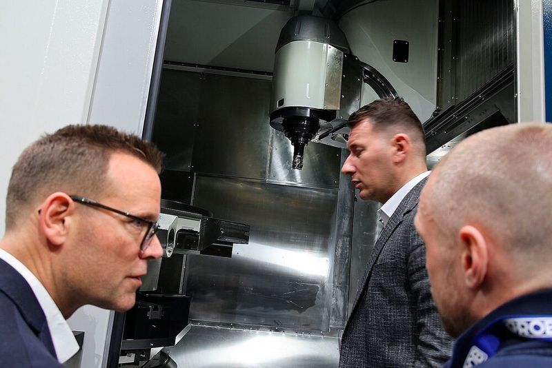 Stets umlagert war das neue Portalbearbeitungszentrum GP 1350, die erste Maschine ihrer Art im Lieferprogramm des Werkzeugmaschinenherstellers. Mit diesem Bearbeitungszentrum schließt der Hersteller die Lücke im Bereich großdimensionierter Bearbeitungslösungen und setzt neue Maßstäbe hinsichtlich Arbeitsraum, Flexibilität und Präzision. (Bild:  Maschinenmarkt/rw)