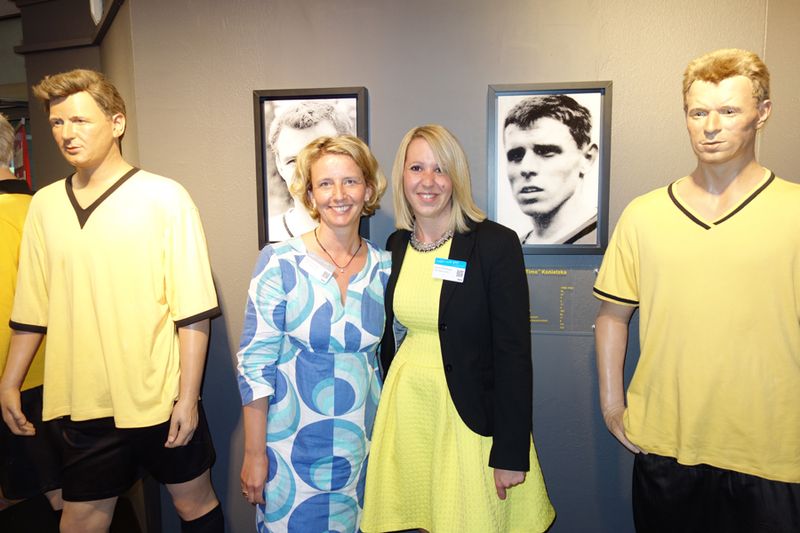 Unter die Puppenspieler sind Stephanie Stehen (l.), IT-BUSINESS, und Jasmin Dichmann, Eaton Electric (Bild: IT-BUSINESS)