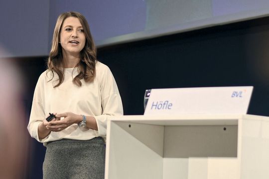 Dr. Kerstin Höfle: „Was kann KI, wo macht ein Einsatz Sinn, wo stößt KI an ihre Grenzen?“ Dr. Kerstin Höfle: „Was kann KI, wo macht ein Einsatz Sinn, wo stößt KI an ihre Grenzen?“