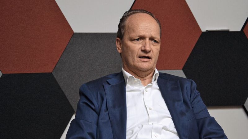 Hendric Müller: „Am neuen Standort bieten wir unseren Kunden vom digitalen Erstkontakt bis zum Kauf vor Ort ein attraktives Rundumpaket. Für beide Seiten ist der gesamte Kaufprozess deutlich effektiver. Im Optimalfall wickeln wir alles in einem Termin ab. Der Kunde kommt zur Besichtigung sowie Probefahrt und verlässt unser Center mit einem unterschriebenen Vertrag und dem gebrauchten Wunschauto.“ (Bild: Michel/»kfz-betrieb«)