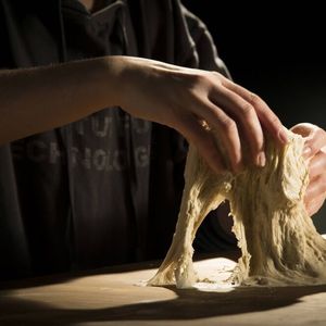 Beim Backen bleiben häufig Teigreste an der Arbeitsplatte, an Schüsseln oder Knetelementen kleben. Das führt in Bäckereien zu Produktionsausfällen. 