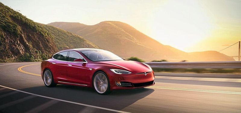 RANG 1 – Tesla Model S: Der Tesla Model S ist eine fünftürige Limousine für die Oberklasse. Oberklassig ist auch sein Preis mit rund 100 000 CHF (je nach Ausstattung). Für die Schweizer kein Grund, ihn nicht zu kaufen: Seit Jahren ist die Limousine aus dem Jahr 2012 an erster Stelle unter den neuzugelassenen Elektrofahrzeugen in der Schweiz. (Tesla)
