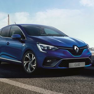 Unterm Strich bleibt der fünfte Clio aber dem Stil seines 2012 gestarteten Vorgängers treu.(Bild:  Renault)