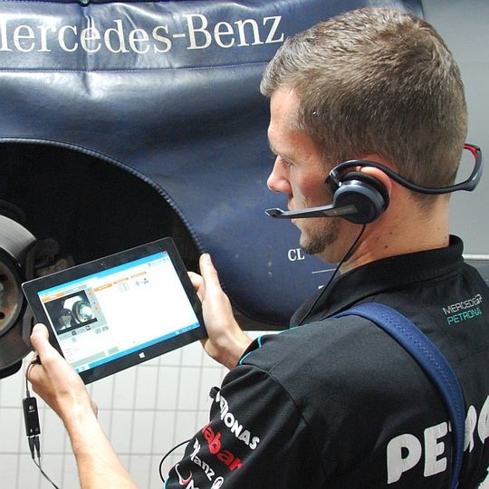 Serviceberater beim Videodreh: Online-Annahme beim Autohaus Jürgens.(Foto:  Rosenow)