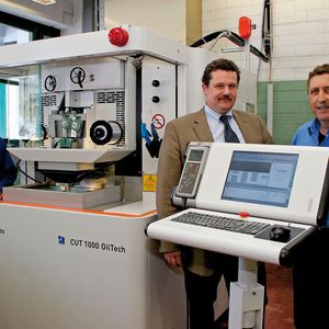 Die Cut 1000 Oil-Tech – Schneiderodiermaschine mit Ölbad umrahmt von (von r. nach l.): Roland X. Settele, Geschäftsführer der SFT, Ronny Schroeder, Verkaufsingenieur GF Agie Charmilles, und Harald Kotz, verantwortlich für die Drahterosion bei SFT Settele: „Der Trend in unserem Geschäft geht zu immer komplizierteren Präzisions-Stanz- und -Biegeteilen, die hochgenaue Werkzeuge erfordern.“
