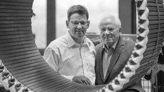 Der nun im Alter von 93 verstorbene Bernhard Oswald (rechts) und sein Sohn Johannes, der das Familienunternehmen im bayerischen Miltenberg mittlerweile in vierter Generation fortführt.  (Bild: Jens Kortus Fotografie Miltenberg)