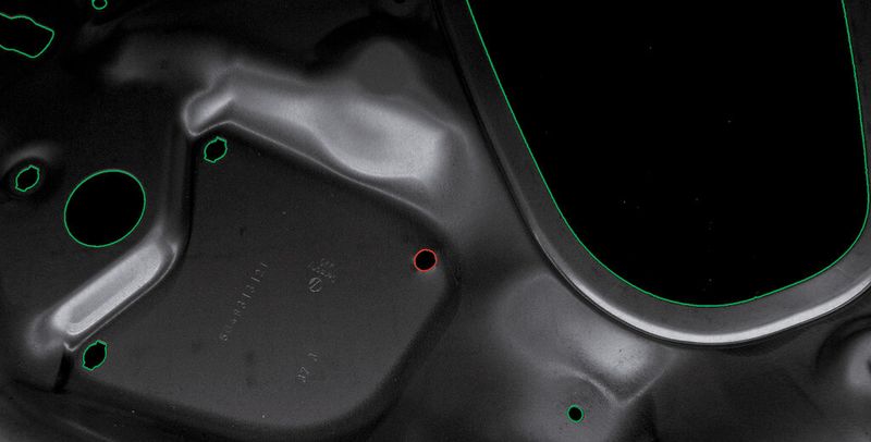 Bild 2: Das optische Prüfsystem für die Inline-Kontrolle erkennt schnell und genau Geometrieabweichungen und Oberflächenfehler von und an Umformteilen (Fehler sind dabei rot markiert). (Bild: Fraunhofer-IWU)