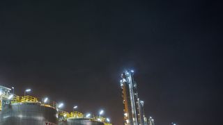 In der PIB-Anlage in Nanjing/China wird mit Isobuten als Rohstoff über eine Polymerisationsreaktion mit Hexan als Lösungsmittel hoch reaktives Polyisobuten (HR PIB) erzeugt. Hergestellt werden zwei HR-PIB-Produkte, die sich in der Länge der Polymerkette unterscheiden: HR PIB 1000 und HR PIB 2300. (Bild: BASF)