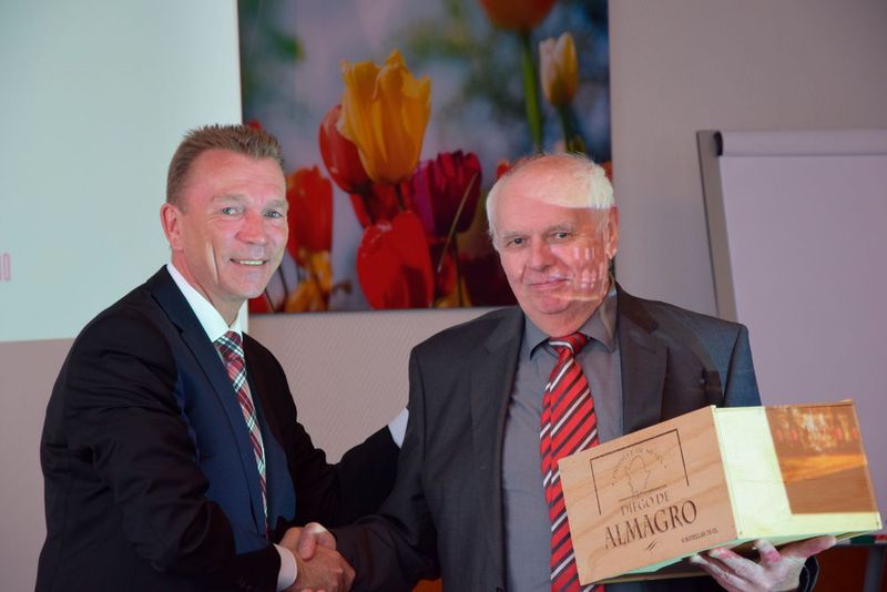 Verbandspräsident Michael Martin verabschiedete den langjährigen Kassenprüfer des THV, Bernhard Scheidt. (Foto: THV)