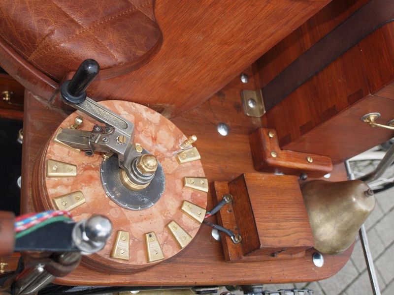 Geschwindigkeitsregelung durch Zellenschalter. Signalglocke (oben) (Museum Autovision)