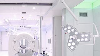 Optimale Lichtverhältnisse sind ausschlaggebend für eine professionelle, unterstützende Arbeitsumgebung genauso wie für das Wohlbefinden von Patienten und Mitarbeitern. (Lindner Group)