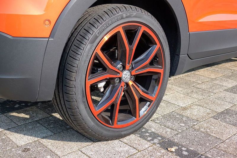 Orangefarbene Felgen? An manchen Stellen übertreibt es der Hersteller etwas mit der zur Schau gestellten Coolness. (Rosenow/»kfz-betrieb«)