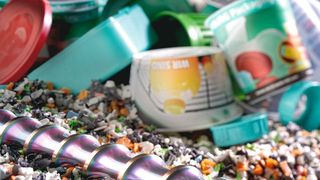 Für die Verarbeitung abrasiver Rezyklate eignen sich Plastifizierschnecken mit modifizierter Geometrie und verschleißfester CrN-Beschichtung. (Bild: Arburg)