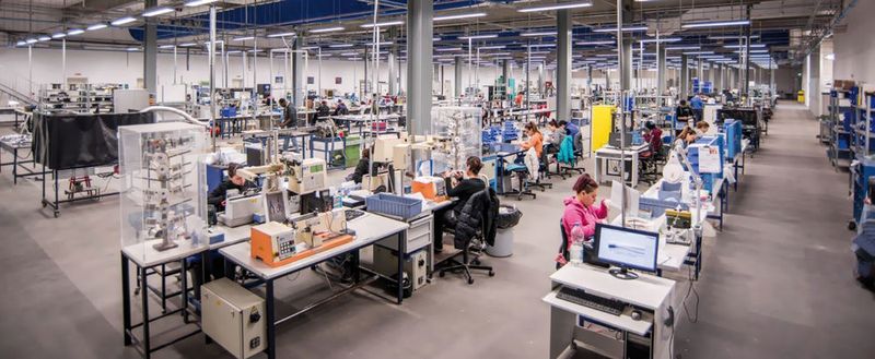 Geprüfte Fertigprodukte just-in-time: Das ganzheitlich angelegte „Wertschöpfungs-Outsourcing“ von hotset beinhaltet auch das Beschaffungswesen, die Wareneingangskontrolle sowie die Lagerhaltung der für die Produktion erforderlichen Bauteile.  (Hotset)