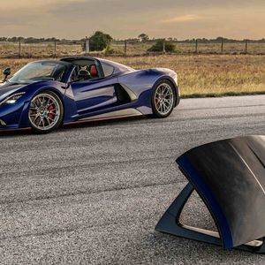 Das abnehmbare Hardtop besteht aus carbonfaserverstärktem Kunststoff.(Bild:  Hennessey)