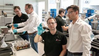 Im firmeneigenen Prüflabor in Brannenburg ermitteln Oelcheck-Mitarbeiter unter anderem den Reinheitsgrad von Adblue. (Bild: Oelcheck GmbH)