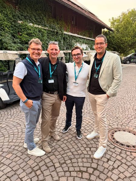 (v. l.) Jan Schmidt (ploon.it), Michael Hitelberger (TD SYNNEX) und Henri Neusel (ploon.it) und Thimo Groneberg (Polarise) werden frühzeitig ins Bett gehen, damit sie morgen fit für das Turnier sind. (Bild: Vogel IT-Medien)