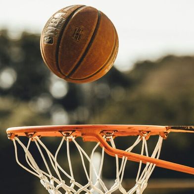 Verkaufen in der Rezession ist wie die Schlussphase eines knappen Basketballspiels: Statt spektakulärer Moves zählen hochprozentige Würfe aus strategischen Spielzügen. (Bild: frei lizenziert)