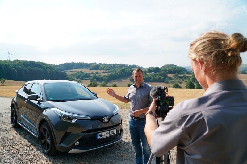Serviceberater Franz Unruh nimmt die Erklärvideos für die Hybridtechnologie auf, Marco Metzger steht vor der Kamera. (Autohaus Metzger)