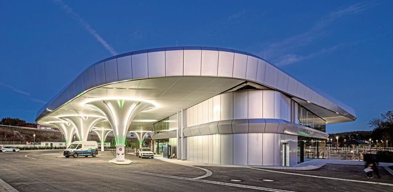 Platz 9: Gleichstrom für die größte Ladestation Europas: In der ersten Ausbaustufe wurden im Sortimo Innovationspark Zusmarshausen (SIZ) 72 Ladepunkte in Betrieb genommen. Im Endausbau sollen insgesamt 144 Ladepunkte entstehen. (Bild: Gerd Schaller/ eLoaded GmbH)