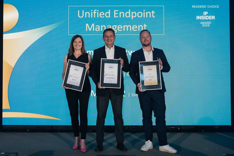 Viele Endgeräte, eine zentrale Verwaltung: In der Kategorie „Unified Endpoint Management“ wählen die Leser von IP-Insider baramundi software auf den ersten Platz. Über die Auszeichnungen freuen sich Vera Nikolic, die den Silber-Award stellvertretend für Matrix42 entgegennimmt, Armin Leinfelder für baramundi software (Platin) und Henning Schlieper für Aagon (Gold, v. l.). (Bild: Manuel Emme Fotografie)