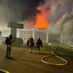 Das Autohaus brannte in der Nacht vom 7. auf den 8. März.(Bild:  Feuerwehr Wolfratshausen)