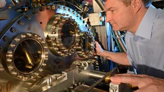 Elektronen im Blick: Reinhard Kienberger inspiziert die ein Experiment an der Attosekunden-Beamline, mit der er und seine Kollegen die Bewegung von Elektronen untersuchen. (Bild: Thorsten Naeser)