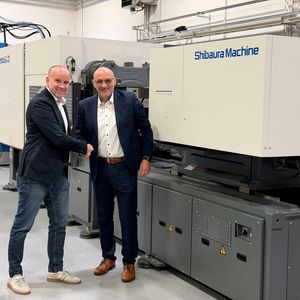 Dr Martin Kováčik, Executive Vice President Thermoplast Sales and Service EMEA at Shibaura Machine LWB, and Tomaž Rihtaršič, Managing Director of Triproject Bled, have agreed on a partnership covering Croatia and Slovenia with immediate effect.(Source:  Shibaura Machine LWB)
