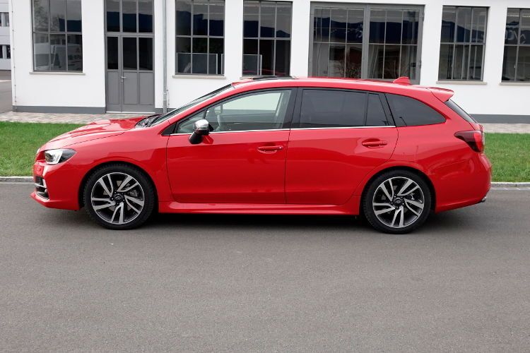 In der Seitenansicht generiert der Levorg seine eigene Designlinie und erreicht langgestreckt und mit nach hinten absinkendem Heck schon im Stand eine dynamische Statur. (Foto: Wolfgang Sievernich)