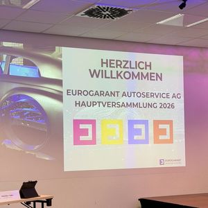 Die Niederlage der deutschen Nationalmannschaft war das Smalltalk-Thema Nummer 1 beim Eurogarant-Pflichttermin in Friedberg. Angesichts des Ausscheidens der Nagelsmann-Elf hätte die Stimmung durchaus gedrückt sein können. Doch gegen das Stimmungstief halfen bei der Hauptversammlung durchweg positive Meldungen der Gesellschaft.(Bild:  Otto - VCG)