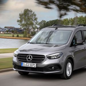 Mercedes brachte viel Eigenes in die Entwicklung ein, bei der Verfeinerung des Fahrwerks, des Innenraums der Sicherheitstechnik oder durch Designretuschen an der Außenhaut.(Bild:  Mercedes-Benz)