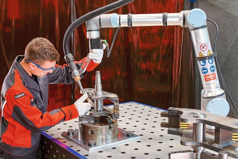 Dank innovativem Multifunktionsflansch mit drei frei belegbaren Tasten kann auch die praktische Zusatzfunktion Quick-Points, mit der Bauteile in kurzer Zeit geteacht werden können, direkt am Cobot integriert werden. (Bild: Lorch)