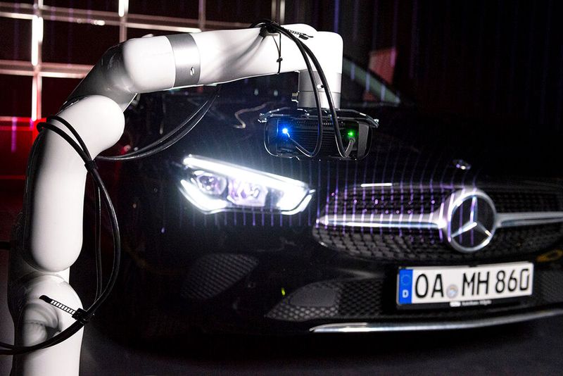 Weitere nominierte Produkte in der Kategorie „KI & Digitalisierung“ waren: Maha Maschinenbau Halenwang GmbH & Co. KG mit dem autonomen Inspektions-Assistenten (Maia). Maia ist ein Roboter, der autonome Technologie und fortschrittliche Diagnostik miteinander kombiniert. Das System lokalisiert und identifiziert selbständig Fahrzeuge und führt eine breite Palette an Untersuchungen durch. Dazu gehören Achsvermessung, Lichttest, Radarcheck und ADAS-Kalibrierung. Dank einer modularen Bauweise kann MAIA an verschiedene Prüfanforderungen angepasst werden. (Bild: MAHA)