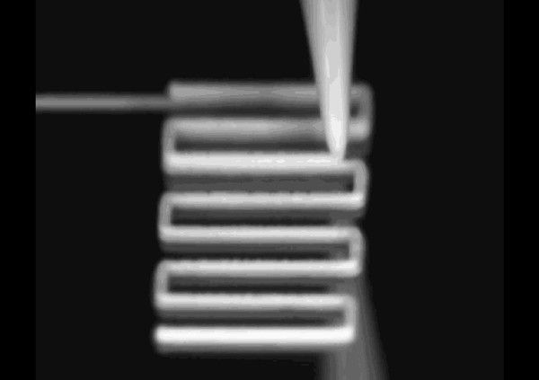 Angesteuert vom 3D-Drucker bringt eine sehr feine Düse Lage für Lage einer Akkukathode auf. (Bild: MIT Technology Review)