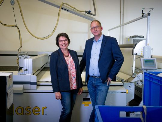 Die Geschäftsführer Heike Stang und Matthias Petzl sind stolz auf diese besondere  Auszeichnung, die sie zusammen mit ihrem stets engagierten Team erarbeitet haben.(Bild:  A.B.S. Silo- und Förderanlagen GmbH)