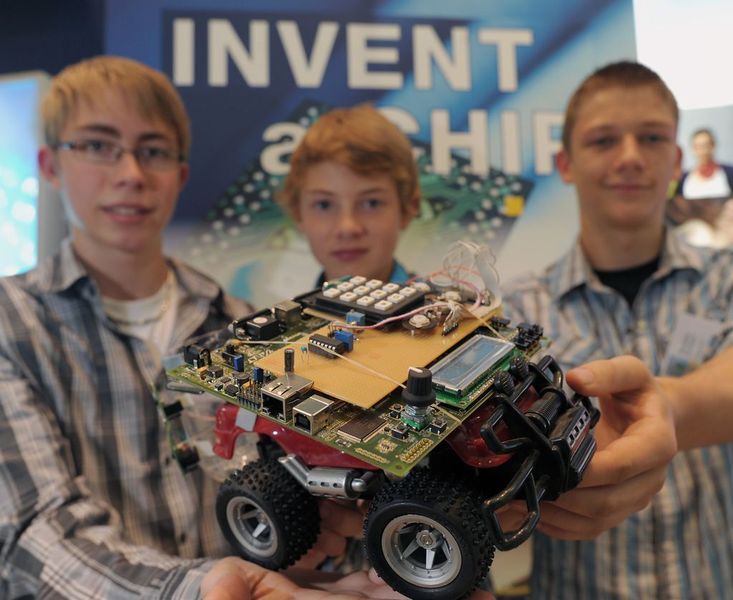 Benedict Schleyer, Patrick Moog und Adrian Gehrig vom Alexander-von-Humboldt-Gymnasium in Schweinfurt haben beim Wettbewerb 2011 den BMBF-Sonderpreis für ihren Autoenergiesparchip erhalten. Der Chip dient der detaillierten Kontrolle eines Vollhybridfahrzeugs mit Solarzellen, indem Umdrehungszahl, Geschwindigkeit, Art der Strecke, Länge der Strecke, Tankinhalt, Akkustatus und Sonneneinstrahlung gemessen werden.  (Bild: VDE)