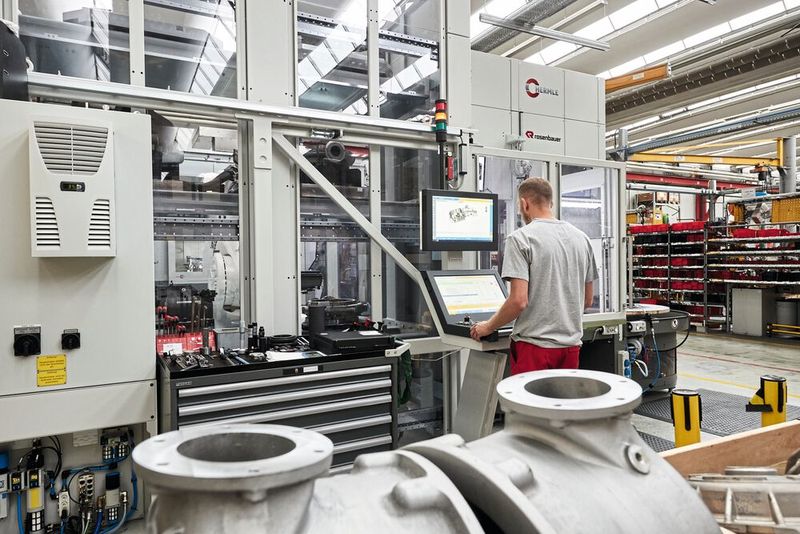 Gesteuert werden alle Abläufe von der Leitrechnersoftware. (Bild: Kuka)