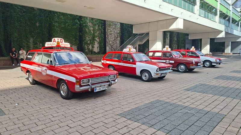 Nette AvD-Parade: Die Fahrzeuge stehen stellvertretend für die lange Tradition des Automobilclubs seit 1899, in der dieser Autofahrer unterstützt und die technische Entwicklung des Automobils begleitet hat.  (Bild: Dominsky – VCG)